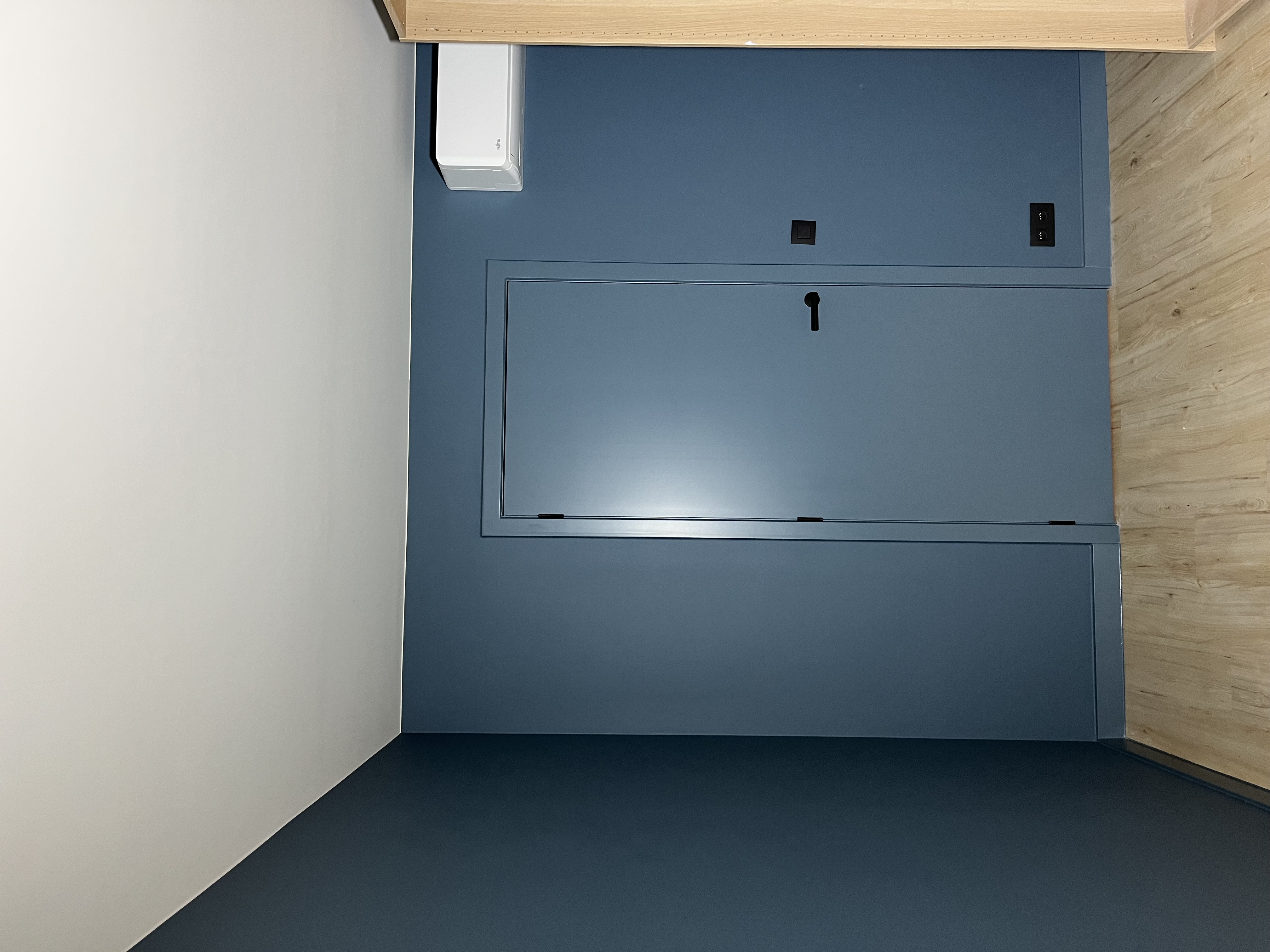 Kamer met blauwgrijze muren en geverfde deur